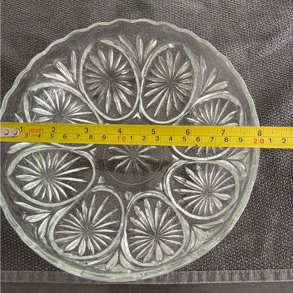 Anchor Hocking Star and Cameo Medallion Clear Glass Serving Bowl. 8”Wx2.75”H. - Picture 4 of 6